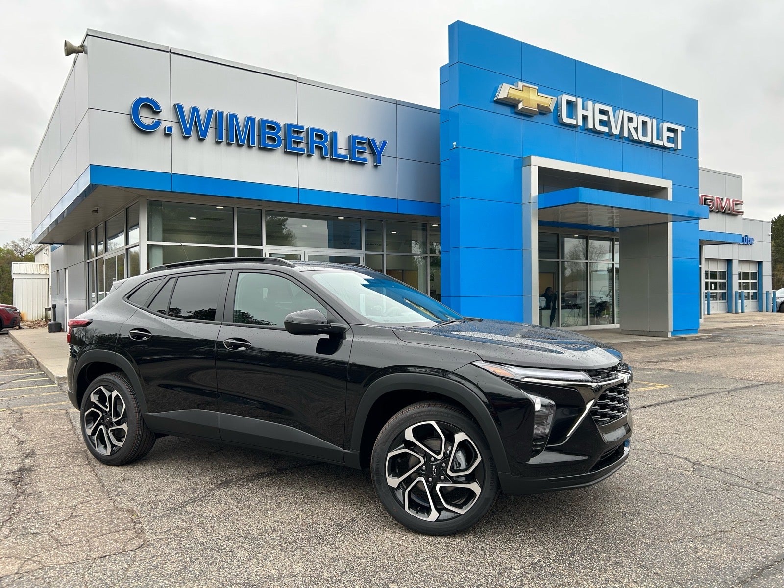 2026 Chevrolet Trax 2RS in Mosaic Black Metallic — front three-quarter view